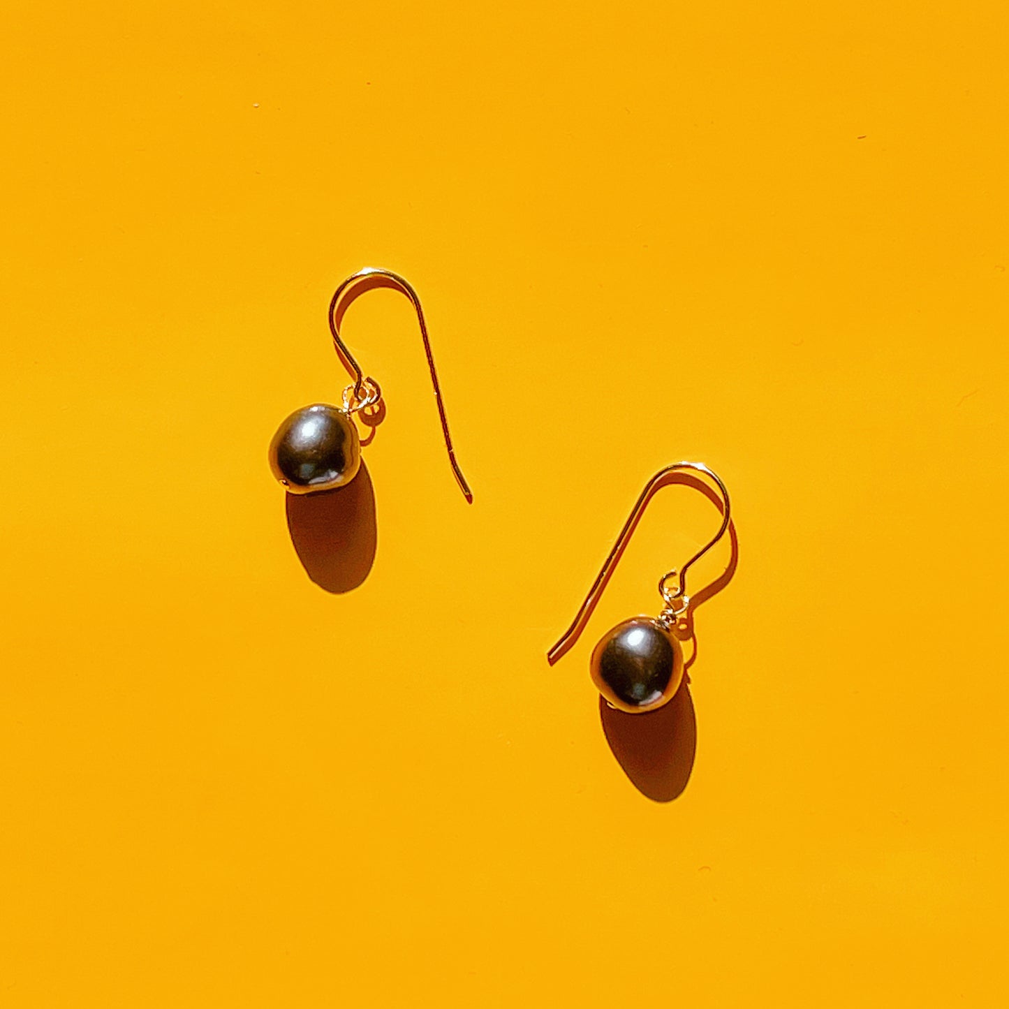 Roseanne Pearl Earrings.